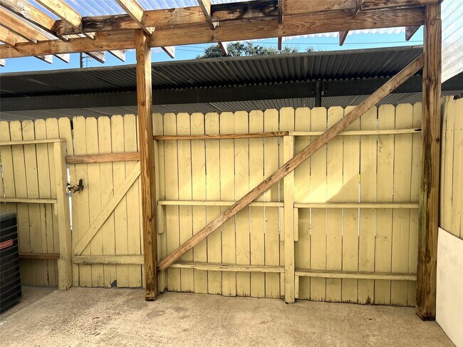 Building Photo - 8405 Wilcrest Dr