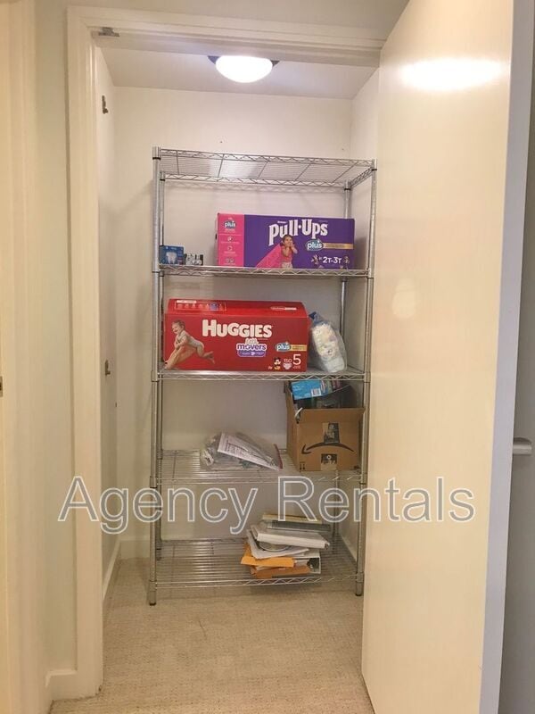 Building Photo - 600 Queen St