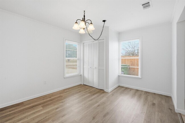 Building Photo - 418 Russell St