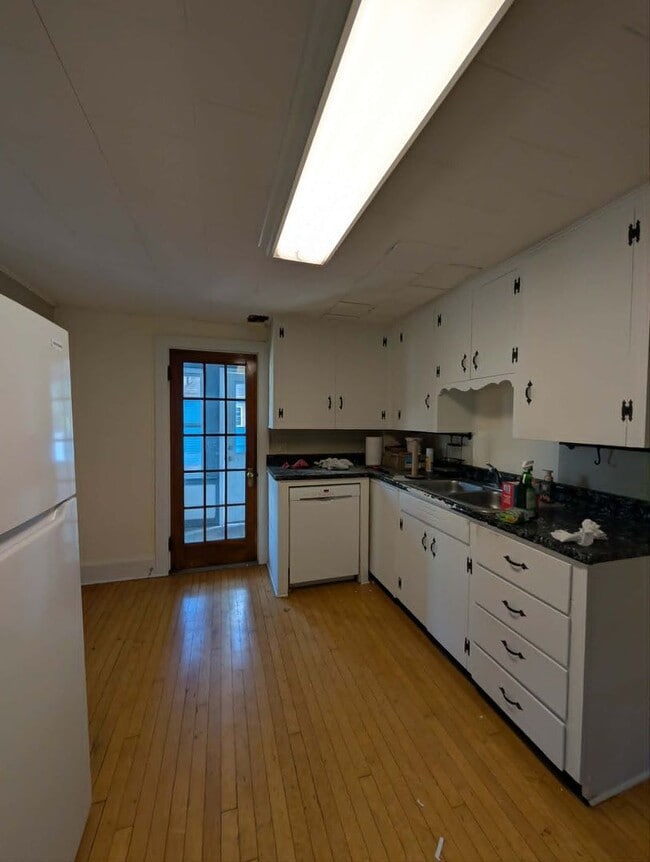 Building Photo - 21 Elm St