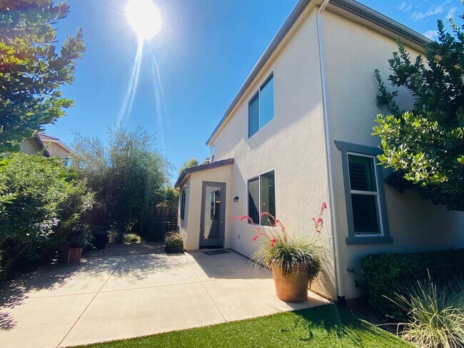 Building Photo - $2,450 Ashlan & Leonard, Beautiful 3 Bedro...