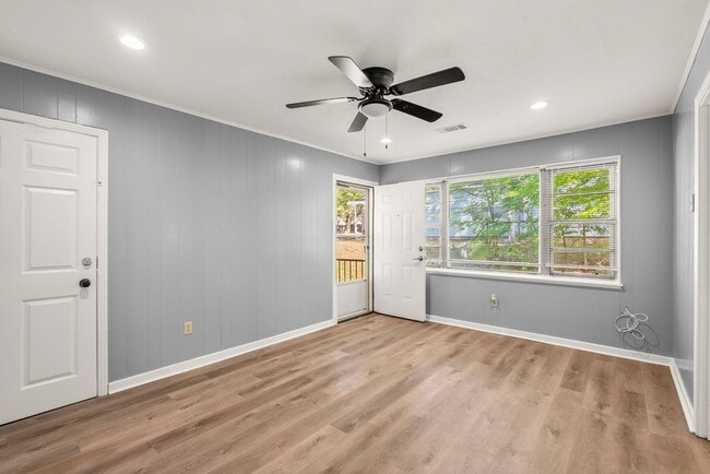 Building Photo - 715 Oakwood