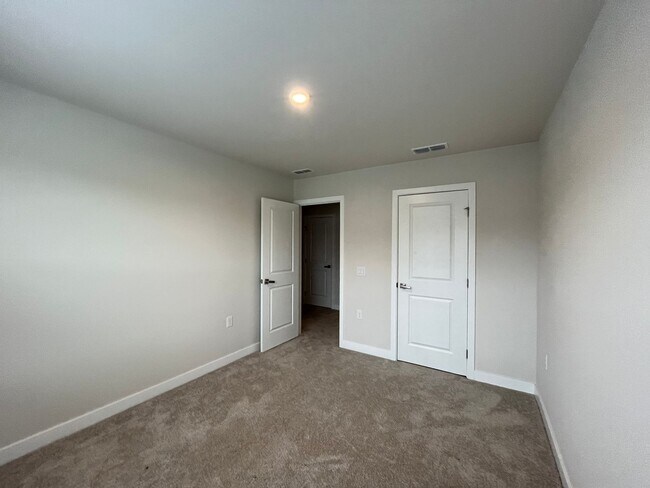 Building Photo - 4184 Farmfield Dr