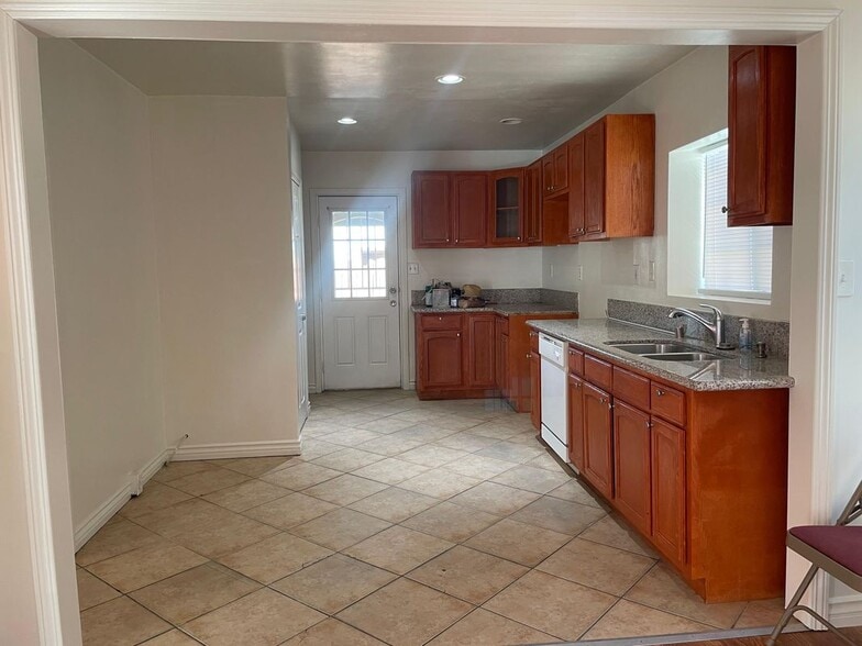 Building Photo - 44624 Cedar Ave