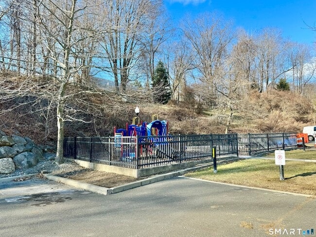 Building Photo - 17 Rockfield Dr