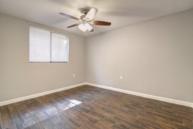 Building Photo - HUGE House In Tempe Close to ASU