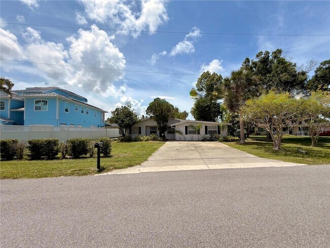Building Photo - 812 Bayview Dr