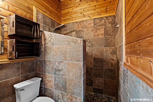 Building Photo - Hillside Retreat