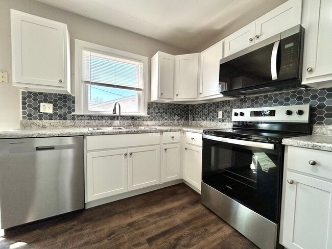 Building Photo - 527 Ferndale Ave NW