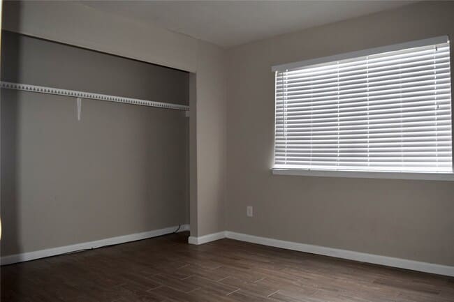 Building Photo - 5625 Antoine Dr