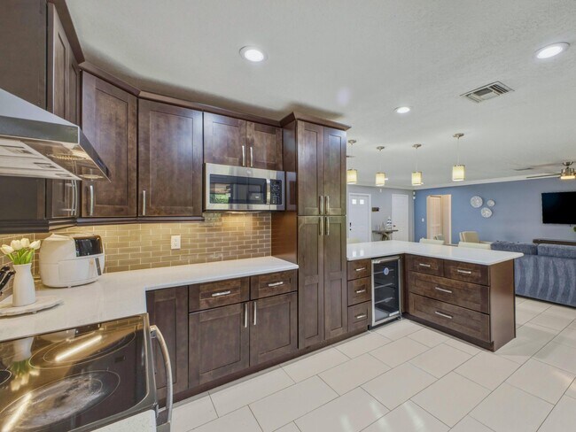 Building Photo - 1127 Sea Pines Way