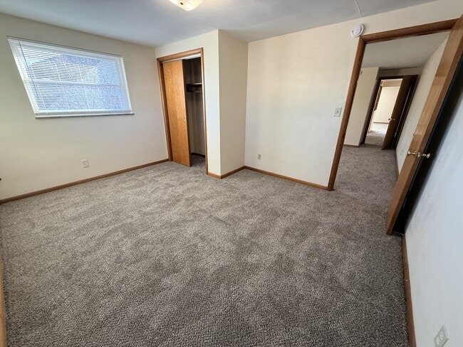 Building Photo - 4760 Holiday Dr