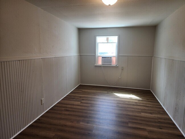 Building Photo - 215 SE 38th St