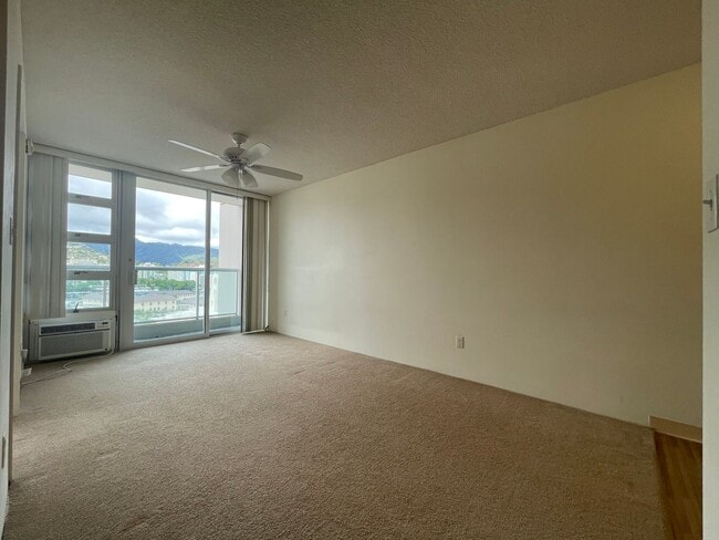 Building Photo - Centrally and Conveniently located  1 Bed 1 Bath 1 Parking Makiki