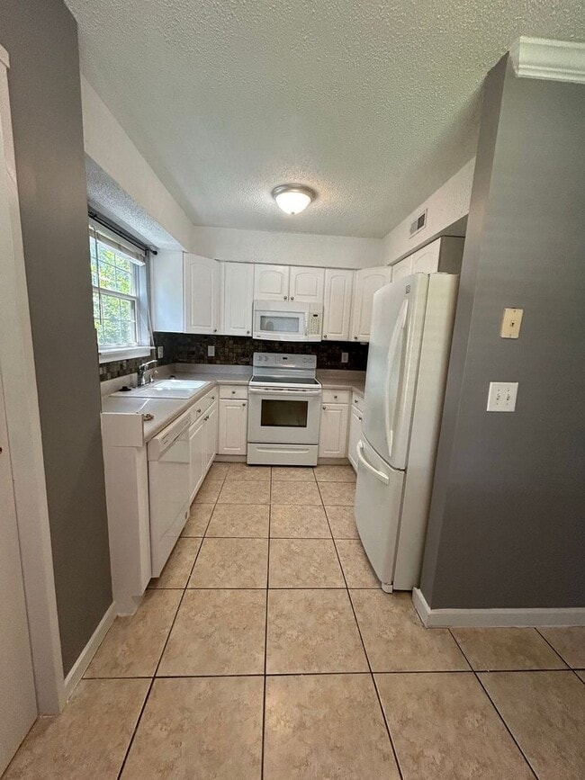 Building Photo - Charming 2 bedroom townhome in The Arbor @...