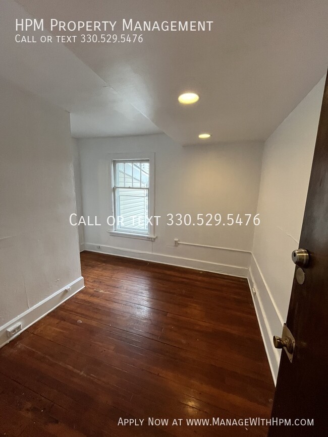 Building Photo - Move in special! 1st month’s rent is free!