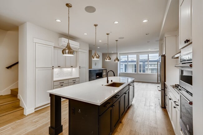 Building Photo - Queen Anne Townhome ~ McGraw Square