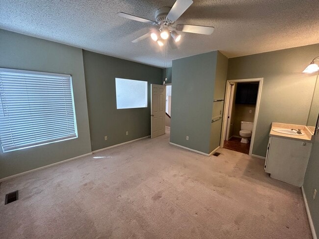 Building Photo - 2 Bed/ 1.5 Bath Home