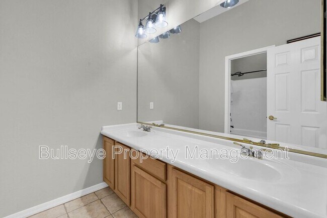 Building Photo - 1550 N Robin Ln