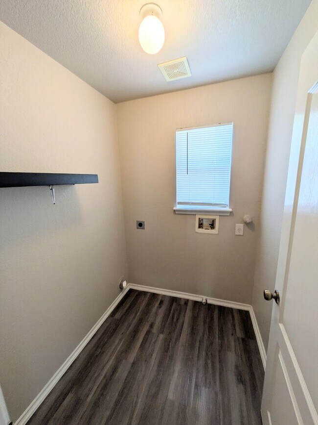 Building Photo - Very Nice 4 Bedroom Home In Convenient Northwest Location!