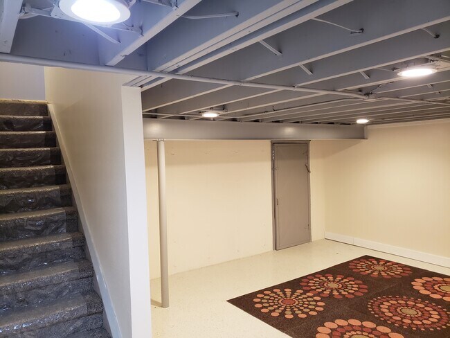 Building Photo - 5825 Balsam Rd