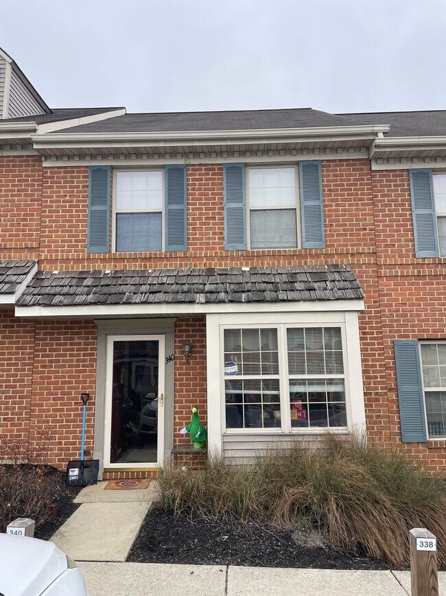 Primary Photo - Beautiful 2 Bedroom 1.5 Bath Townhouse in ...