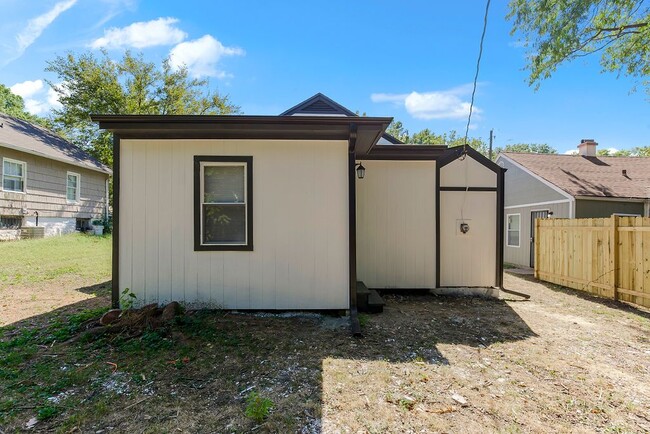 Building Photo - "Adorable 3-Bedroom Home with Elegant Touc...