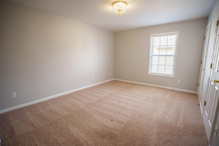 Building Photo - 19 Cheltenham Dr