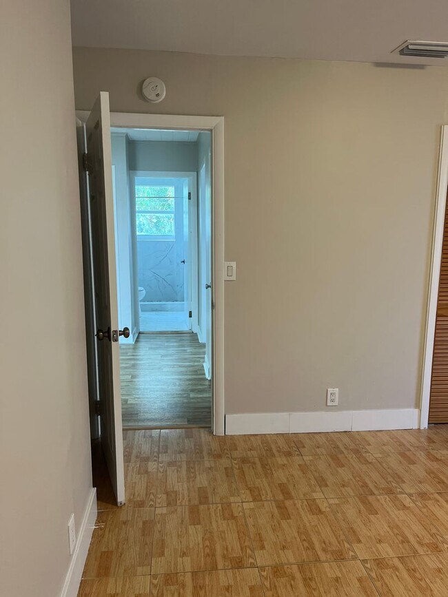 Building Photo - Newly renovated 3/2 for rent!