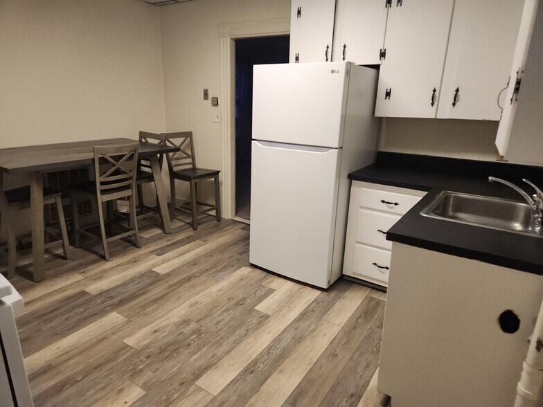 Large kitchen - 261 Elm St