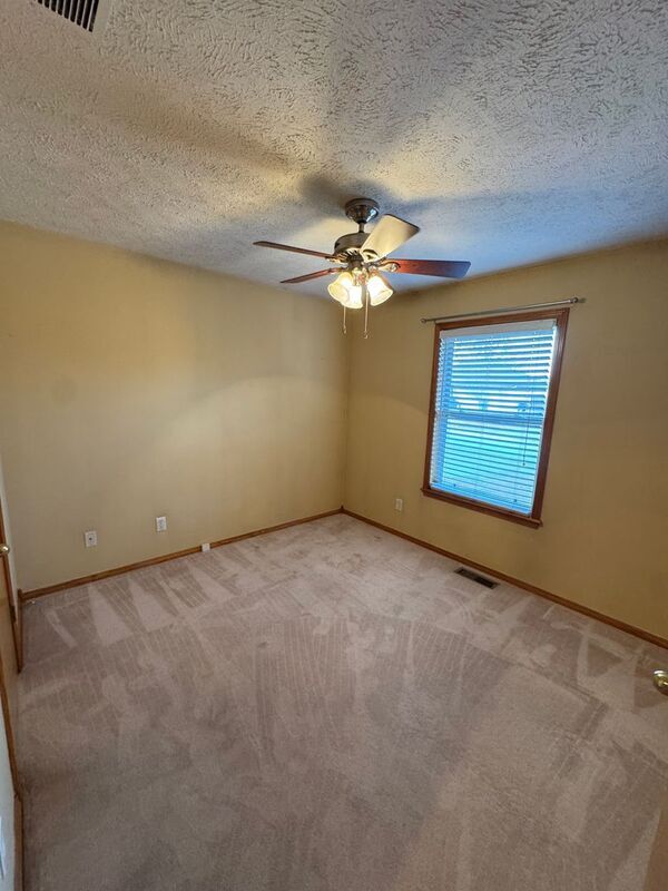 Building Photo - 841 S Hazelnut Ave