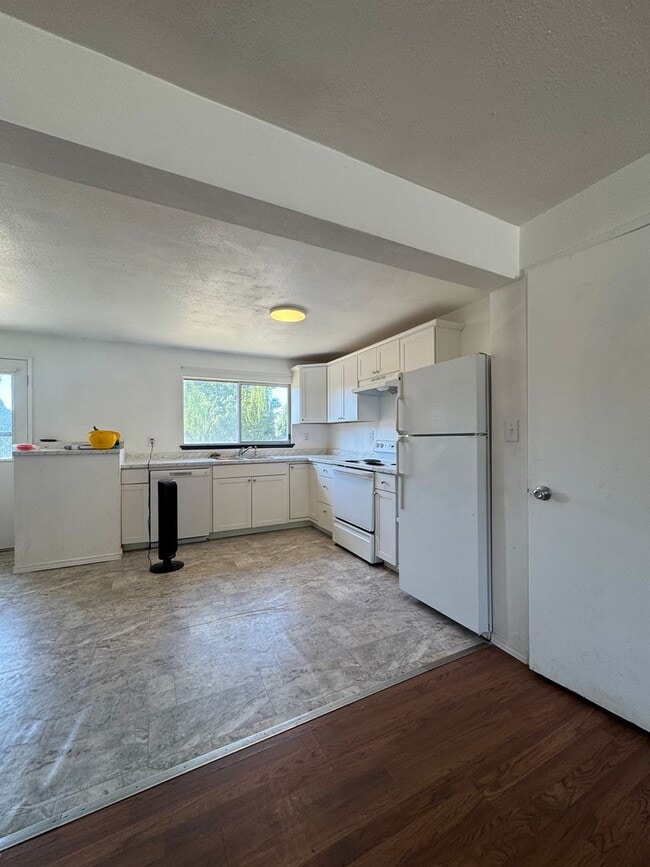 Building Photo - PET FRIENDLY 4 Bedroom 2 Bath
