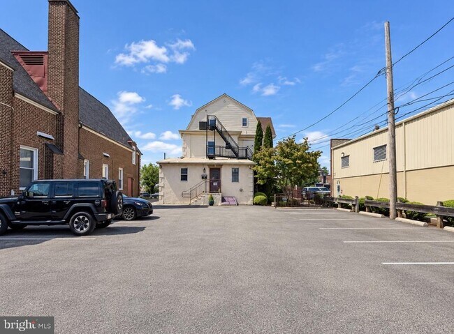 Building Photo - 815 Fayette St