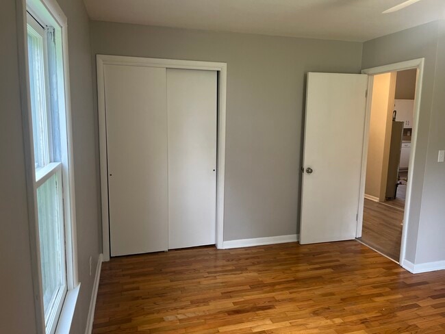 Building Photo - 212 W 5th St