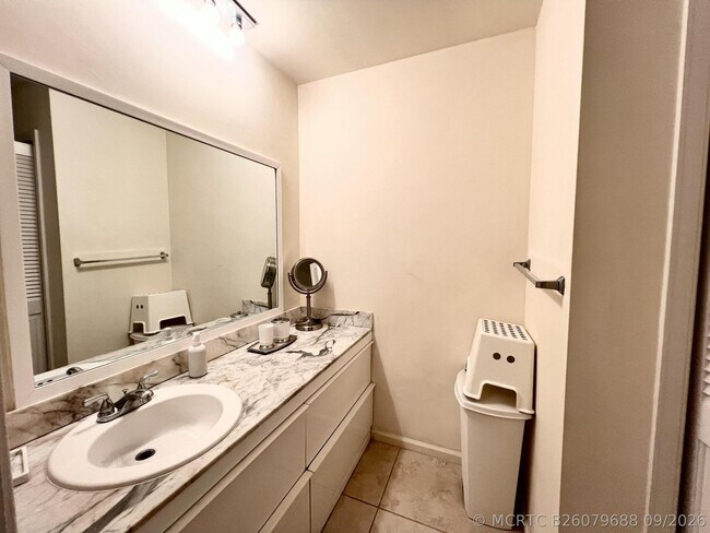 Building Photo - 6421 Bay Club Dr