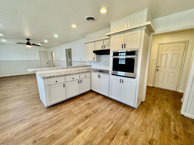 Building Photo - Newly Remodeled 3 bed 2 bath