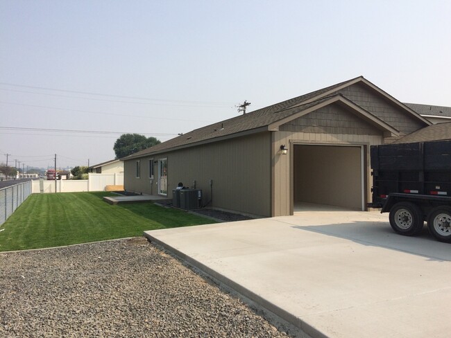 Building Photo - 1603 W Fern Dr