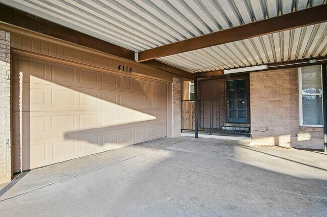 Building Photo - Beautifully Renovated 3bed/  2bath in Del city!   Bonus room in the Master bedroom!!