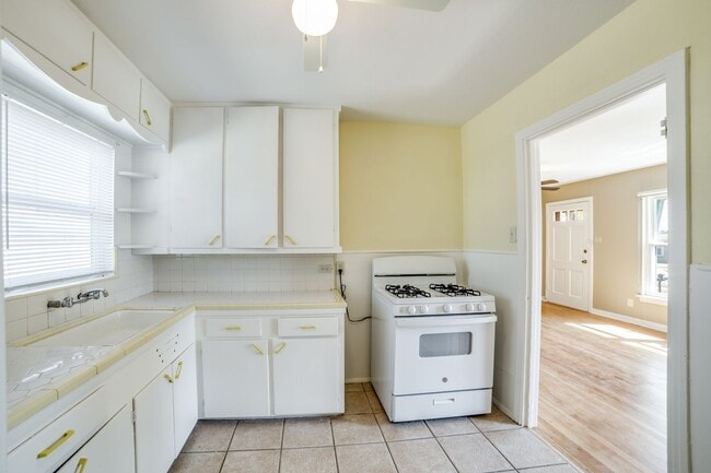 Building Photo - CHARMING MID-CENTURY HOME IN DELLVIEW