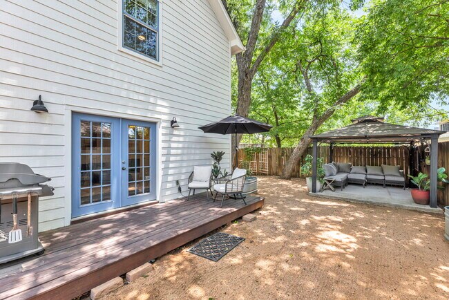 Building Photo - 4203 Duval St