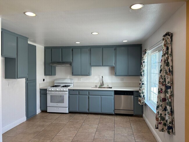Building Photo - Ontario single 3 bed 2 bath single house
