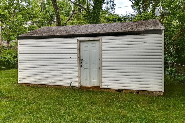 Building Photo - "Charming 3-Bedroom Gem with Cozy Living Space in Saint Louis!"