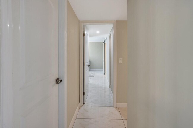 Building Photo - 1101 River Reach Dr