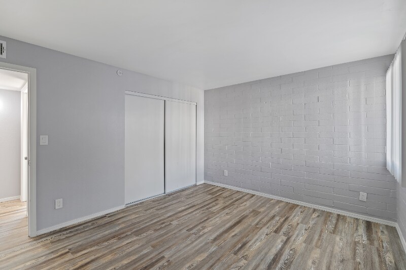 Building Photo - 5570 E Hampton St