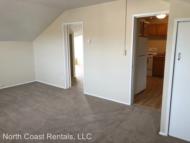 Building Photo - 400 N Holladay Dr