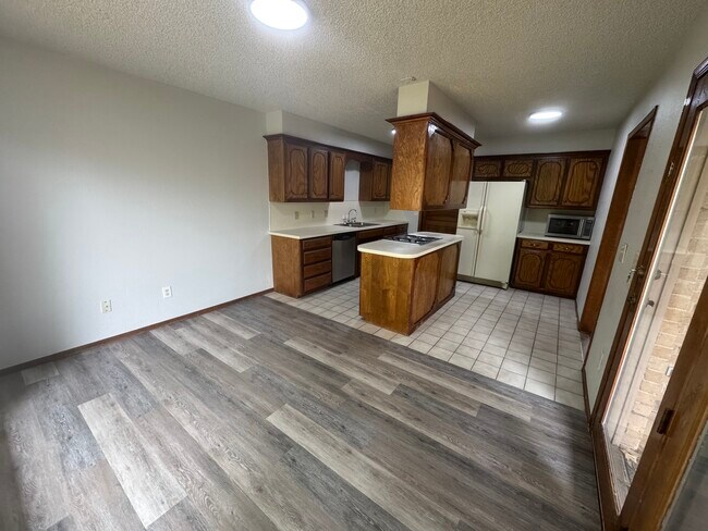 Building Photo - 325 E Parkland Dr