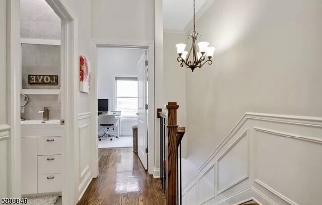 Building Photo - 5 W 19th St