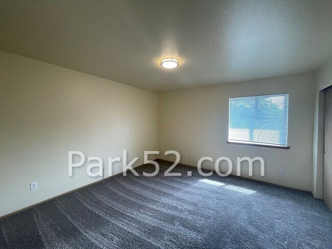 Building Photo - 2 Bedroom University Place Townhome