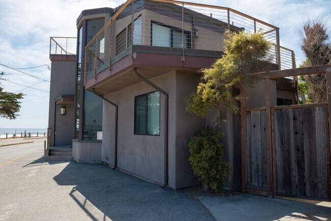 Building Photo - 23635 E Cliff Dr