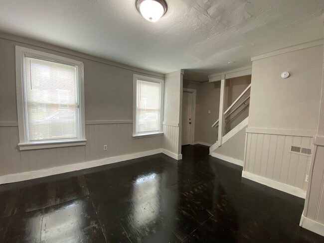 Building Photo - Cozy 3 bedroom in East York